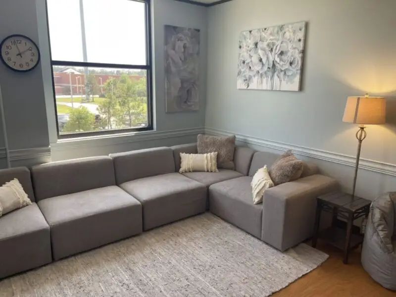 magnolia-detox-living-room-scaled-4-1024x768